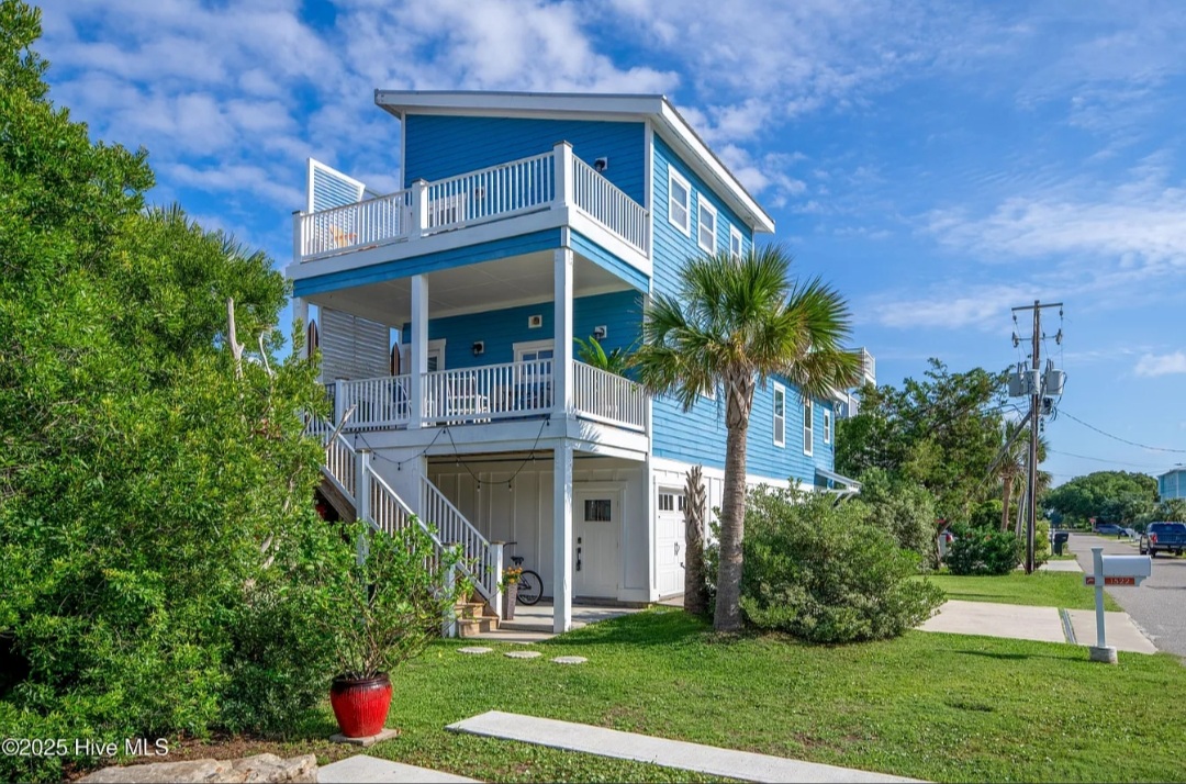 BLENDS MODERN STYLE WITH EFFORTLESS COASTAL LIVING